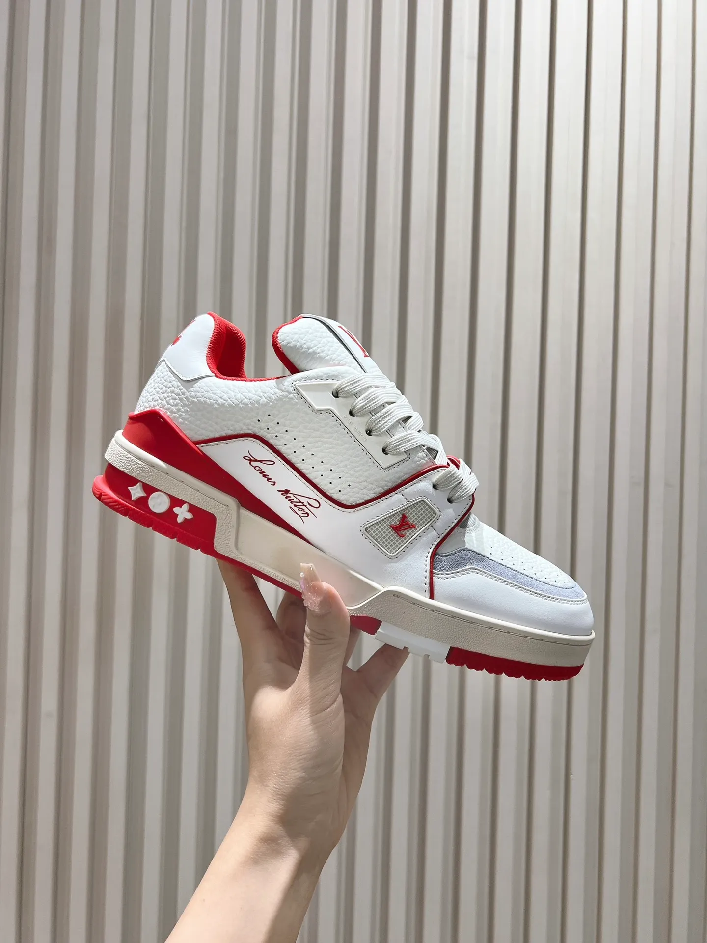👟👟Ex-factory price 840👟👟 Dongguan high-end supply top version LV-Louis Vuitton 2022 catwalk new style, original 1:1 developed replica! ! It is very comfortable to wear on the foot. It is made of fine workmanship. The upper is spliced ​​with calfskin imported from Italy. The side is decorated with the brand's LOGO and signature. The cowhide foot pads are lined with mesh, making the foot feel super comfortable. The original two-color TPU combination outsole is specially provided by the original factory. Packing process: Goodyear stitching and overlocking Size: 35-44 standard size